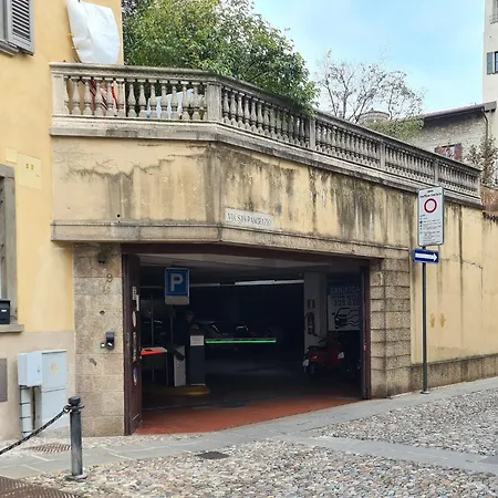 Piazza Vecchia 4*