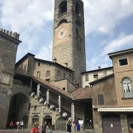 Piazza Vecchia 4*