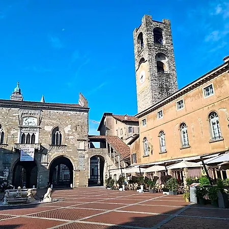 מלון Piazza Vecchia 4*
