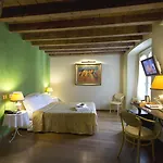 Piazza Vecchia Hotel